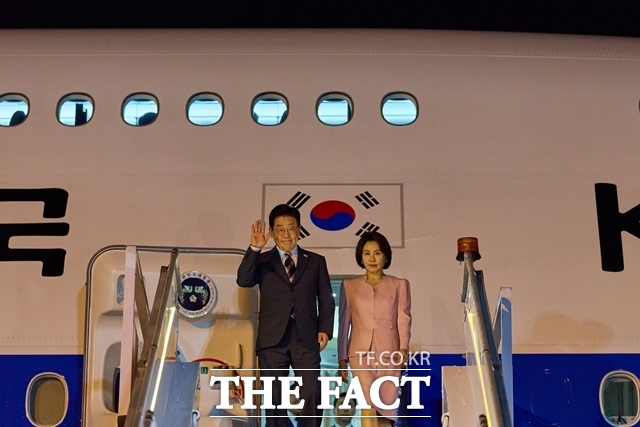 남미 출장 중인 이재명 대통령은 30일(현지시간) 오후 칠레 공식방문 일정을 마무리하고 산티아고 아르투로 메리노 베니테스 국제공항을 통해 아르헨티나로 출국했다. 이 대통령이 27일 브라질 상파울루 과룰류스 공항에 도착해 공군1호기에서 내리며 손을 흔들고 있다. /청와대