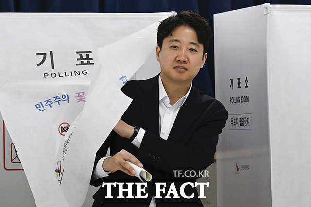 정이한 전 개혁신당 부산시장 후보가 음료 테러 자작극 논란으로 사법적 판단을 받는 가운데, 지도부 책임론이 제기되고 있다. 사진은 이준석 개혁신당 대표가 제9회 전국동시지방선거 사전투표일에 경기 화성시 동탄구 동탄9동 행정복지센터 투표소에서 투표를 하는 모습. /송호영 기자