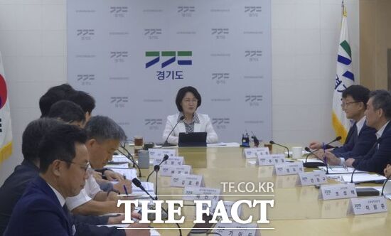 31일 오전 경기 북부청 업무보고에 참석한 추미애 경기도지사(가운데)가 모두 발언을 통해 경기 북동부를 대한민국의 내일을 개척하는 기회의 땅으로 만들어보고 싶다고 말하고 있다. /의정부=양규원 기자