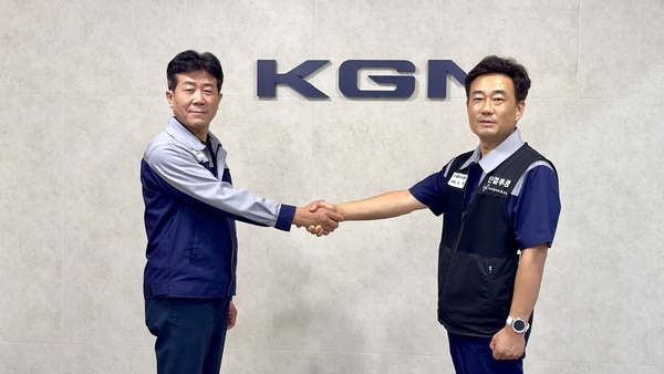 KGM 노사가 17년 연속으로 임단협을 무분규로 마무리했다. 사진은 협상 타결 후 악수하는 모습. 사진 왼쪽 KGM 황기영 대표이사, 오른쪽 노철 노동조합 위원장 / KGM