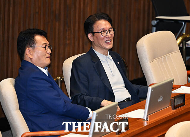 송영길(왼쪽)·김민석 더불어민주당 당대표 후보자가 31일 오후 서울 여의도 국회에서 열린 본회의에 참석해 대화를 하고 있다. /국회=배정한 기자