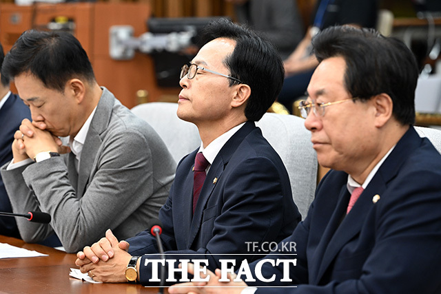 원내대책회의 참석해 생각에 잠긴 윤 의원(가운데).