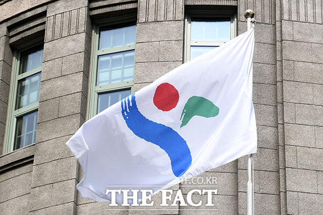 서울시는 9월 17일 양재 aT센터에서 열리는 '서울시 시니어 일자리박람회 2026' 참여기업을 3일부터 31일까지 모집한다고 밝혔다. /더팩트 DB