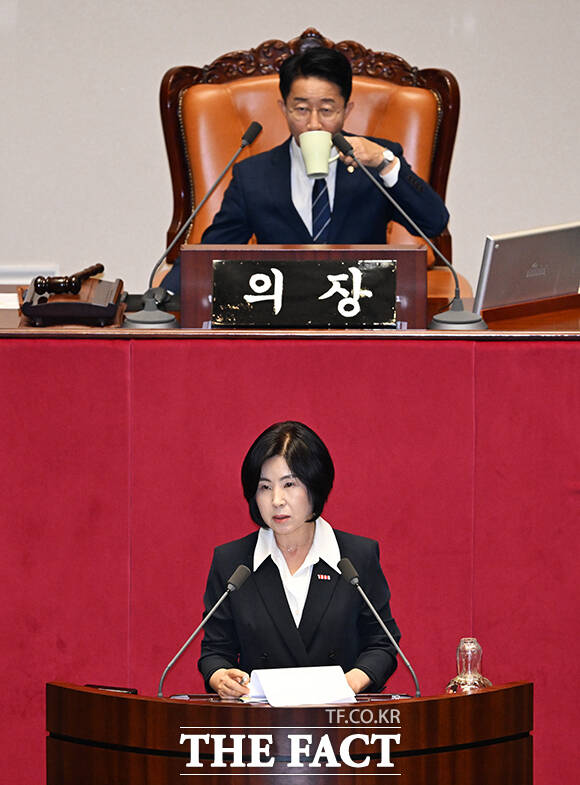 김미애 국민의힘 의원이 31일 오후 서울 여의도 국회에서 열린 본회의에 참석해 국회법 일부개정법률안에 대한 무제한 토론(필리버스터)을 하고 있다. /국회=배정한 기자