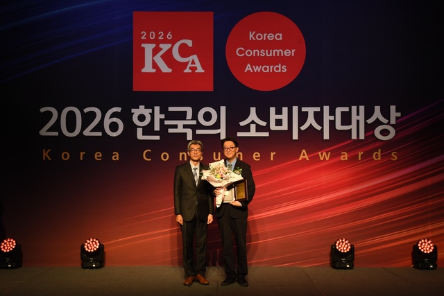 풀무원 리빙케어사업본부 강재훈 본부장(오른쪽)이 ‘2026 한국의 소비자대상’ 소형 김치냉장고 부문 대상 수상 후 기념 촬영하고 있다. /풀무원