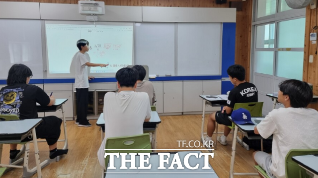 장성중학생드이 여름방학 학습력 키움 프로그램을 진행하고 있다./전남광주특별시교육청