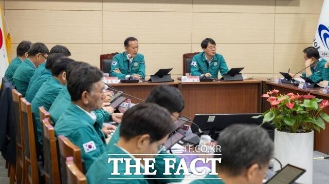 김홍열 청양군수가 31일 주간업무계획 회의를 주재하며 폭염 대응 철저를 당부하고 있다. /청양군