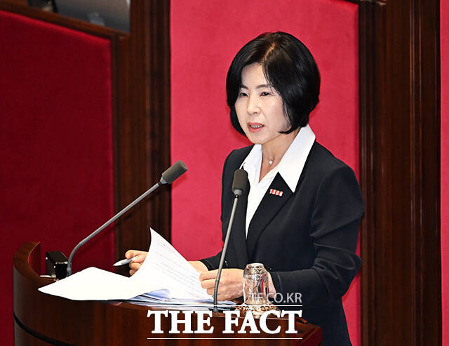 김미애 국민의힘 의원이 31일 오후 서울 여의도 국회에서 열린 본회의에 참석해 국회법 일부개정법률안에 대한 무제한 토론(필리버스터)을 하고 있다. /국회=배정한 기자