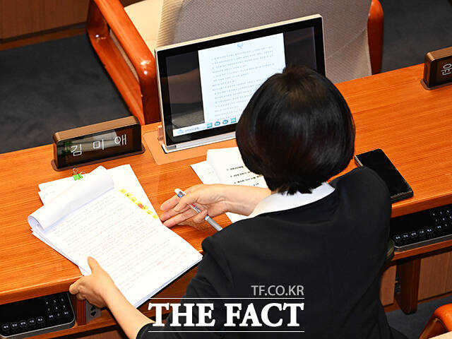 김미애 국민의힘 의원이 31일 오후 서울 여의도 국회에서 열린 본회의에 참석해 국회법 일부개정법률안에 대한 무제한 토론(필리버스터)을 하고 있다. /국회=배정한 기자