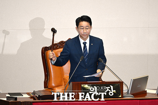 '형사소송법 개정안' 통과를 알리며 의사봉 두드리는 조정식 국회의장.