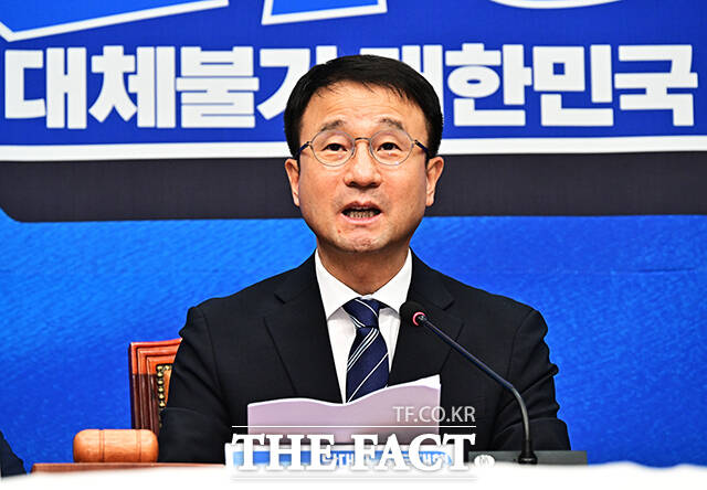 한병도 더불어민주당 대표 직무대행 겸 원내대표가 31일 오전 서울 여의도 국회에서 열린 최고위원회의에 참석해 모두발언을 하고 있다. /국회=배정한 기자