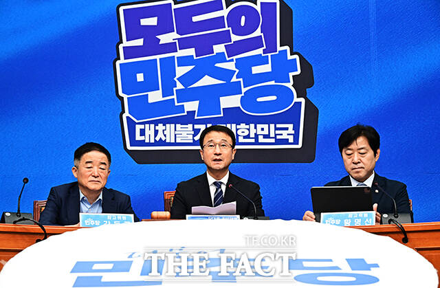 한병도 더불어민주당 대표 직무대행 겸 원내대표가 31일 오전 서울 여의도 국회에서 열린 최고위원회의에 참석해 모두발언을 하고 있다. /국회=배정한 기자