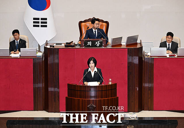 김미애 국민의힘 의원이 31일 오후 서울 여의도 국회에서 열린 본회의에 참석해 국회법 일부개정법률안에 대한 무제한 토론(필리버스터)을 하고 있다. /국회=배정한 기자