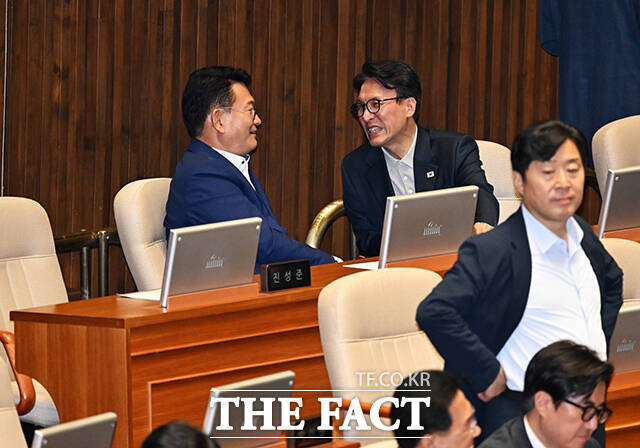 송영길(왼쪽)·김민석 더불어민주당 당대표 후보자가 31일 오후 서울 여의도 국회에서 열린 본회의에 참석해 대화를 하고 있다. /국회=배정한 기자