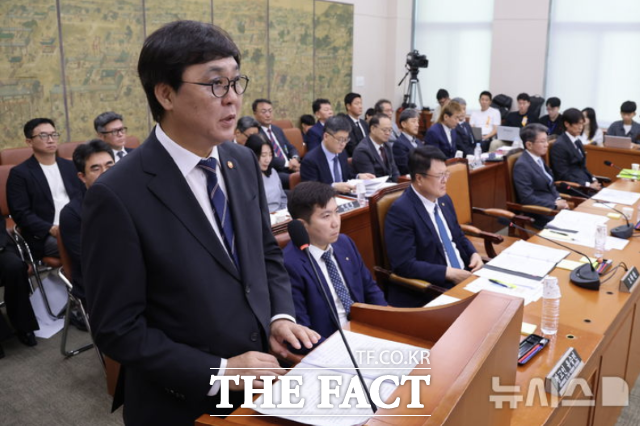 최휘영 문화체육관광부 장관이 30일 서울 여의도 국회에서 열린 문화체육관광위원회의 대한축구협회 현안 관련 청문회에서 업무보고를 하고 있다. /국회사진기자단. 뉴시스