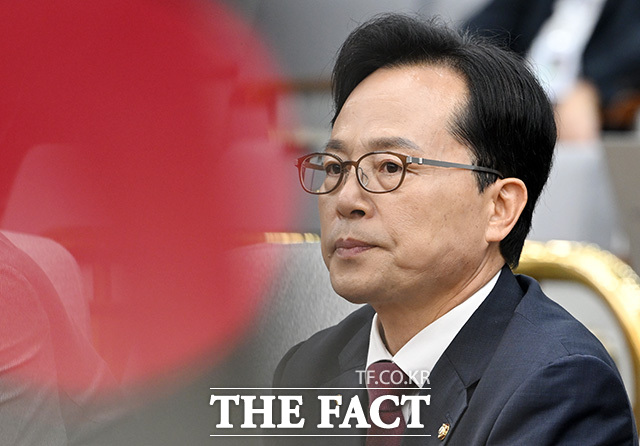국회 문체위 청문회에서 윤용근 국민의힘 의원과 정몽규 대한축구협회장의 문자 소통이 논란을 빚은 가운데, 국민의힘 지도부는 당 차원의 심각한 문제로 보지 않는다고 밝혔다. 사진은 윤 의원이 31일 오전 서울 여의도 국회에서 열린 원내대책회의에 참석하고 있는 모습. /남용희 기자