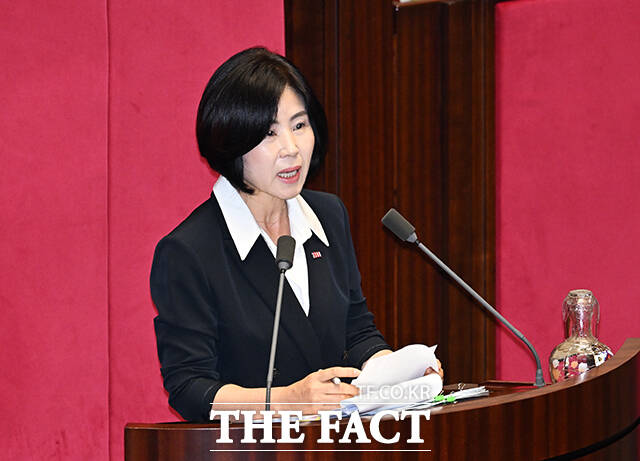 김미애 국민의힘 의원이 31일 오후 서울 여의도 국회에서 열린 본회의에 참석해 국회법 일부개정법률안에 대한 무제한 토론(필리버스터)을 하고 있다. /국회=배정한 기자