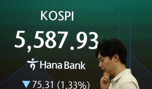 31일부터 삼성전자·SK하이닉스 단일종목 레버리지 ETF 투자 규제가 강화된다. 기본예탁금은 1000만원에서 3000만원으로 상향되고, 예탁금은 주식·ETF·채권을 제외한 현금으로만 인정된다. /뉴시스
