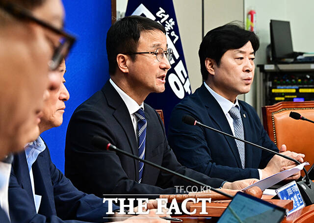 한병도 더불어민주당 대표 직무대행 겸 원내대표가 31일 오전 서울 여의도 국회에서 열린 최고위원회의에 참석해 모두발언을 하고 있다. /국회=배정한 기자