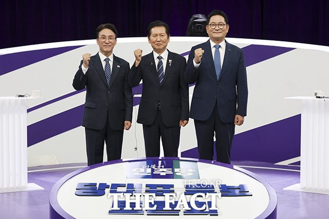 민주당 당권 경쟁이 치열해지고 있다. 사진은 민주당 김민석·정청래·송영길 당대표 후보(왼쪽부터)가 지난달 29일 오후 서울 마포구 MBC에서 열린 방송 토론회에서 기념촬영을 하고 있는 모습. /국회사진기자단