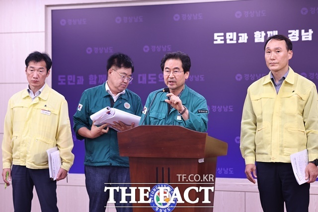 천성봉 경남도 도민안전본부장이 31일 도청 브리핑룸에서 폭염·가뭄 대응 브리핑을 하고 있다. /경남도