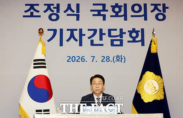 조정식 국회의장의 현직 대통령 연임 관련 발언을 계기로 개헌 논의가 정치 공방으로 번지면서 추진 동력이 약화할 수 있다는 우려가 제기된다. 사진은 조 의장이 지난 28일 서울 여의도 국회 사랑재에서 열린 취임 첫 기자 간담회에서 취재진의 질의에 답하고 있는 모습. /국회사진기자단