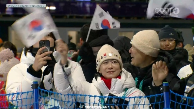 지난 2월 밀라노 동계올림픽 때 김나미 전 사무총장의 모습. 김 총장은 당시 유창한 독일어와 영어 실력으로 스포츠 외교 현장을 누볐다. / TV화면 캡처