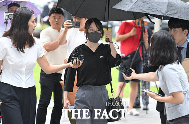 A 씨가 지난 21일 오후 서울동부지법에서 열린 구속 전 피의자 심문(영장실질심사)에 출석하고 있다. /박헌우 기자