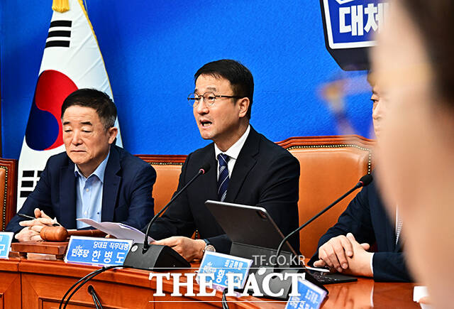 한병도 더불어민주당 대표 직무대행 겸 원내대표가 31일 오전 서울 여의도 국회에서 열린 최고위원회의에 참석해 모두발언을 하고 있다. /국회=배정한 기자