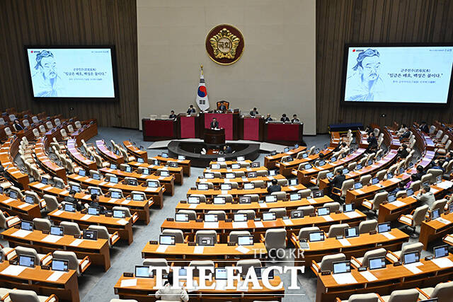 검찰 보완수사권 완전 폐지를 골자로 한 형사소송법 개정안이 31일 국회 본회의를 통과했다. 사진은 30일 국회에서 열린 본회의에서 '형사소송법 개정안'에 대해 무제한토론(필리버스터)를 하고 있는 주호영 국민의힘 의원. /남용희 기자