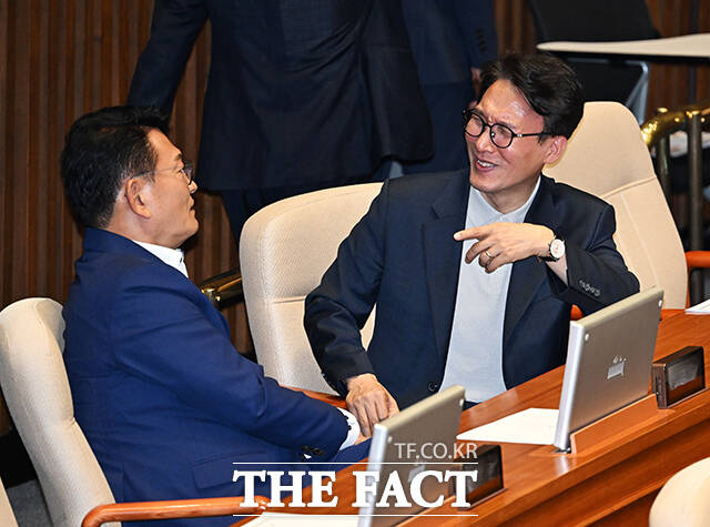 송영길(왼쪽)·김민석 더불어민주당 당대표 후보자가 31일 오후 서울 여의도 국회에서 열린 본회의에 참석해 대화를 하고 있다. /국회=배정한 기자