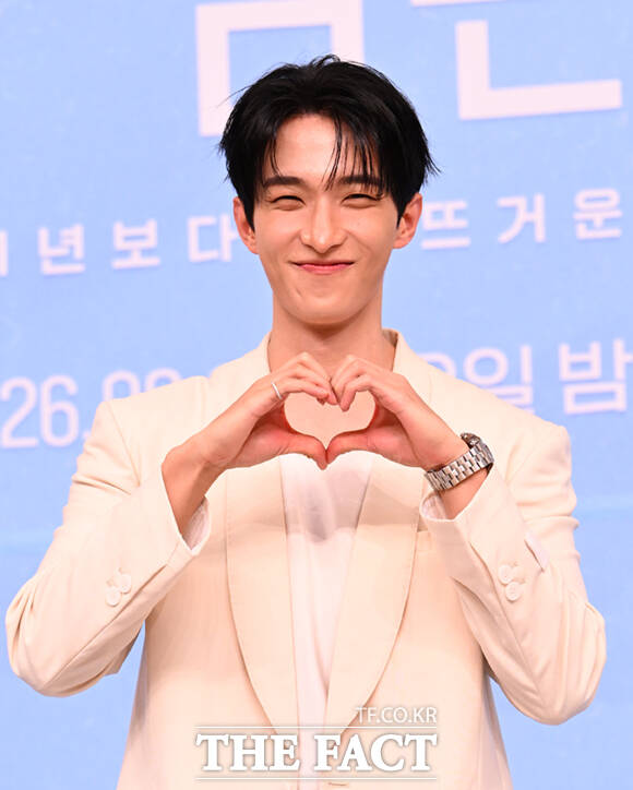 정용화와 최예나, 이세영, 도겸(왼쪽부터)이 31일 서울 양천구 SBS 사옥에서 열린 '내 남은 연애' 제작발표회에 참석해 포즈를 취하고 있다. /이새롬 기자