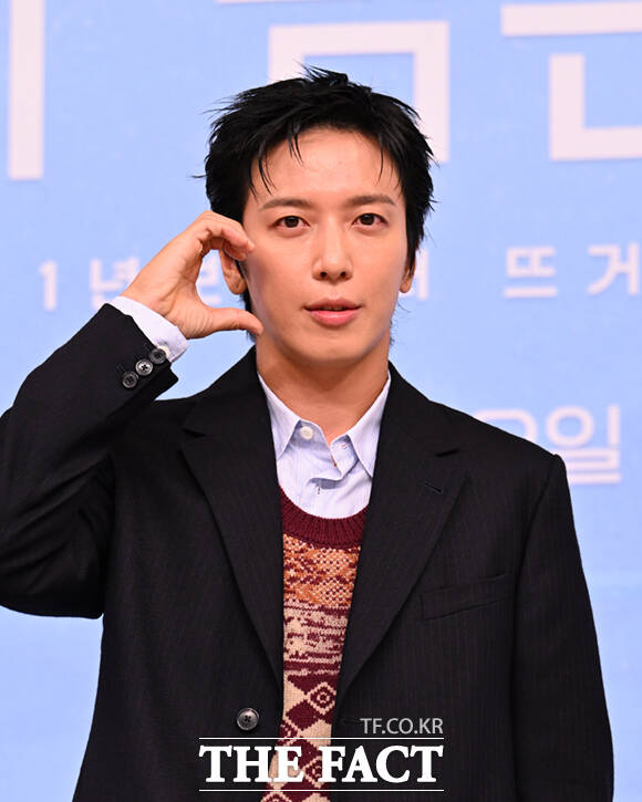 정용화와 최예나, 이세영, 도겸(왼쪽부터)이 31일 서울 양천구 SBS 사옥에서 열린 '내 남은 연애' 제작발표회에 참석해 포즈를 취하고 있다. /이새롬 기자
