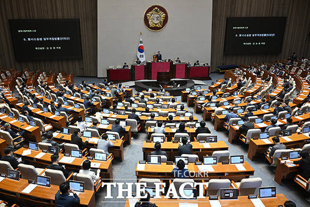 검찰의 보완수사권 폐지를 골자로 한 형사소송법 개정안이 31일 국회 본회의를 통과했다. 사진은 조정식 국회의장이 30일 오후 서울 여의도 국회에서 열린 제3차 본회의에서 검사의 보완수사권 폐지를 골자로 한 '형사소송법 개정안'을 상정하는 모습. /남용희 기자