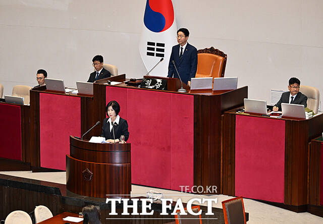 김미애 국민의힘 의원이 31일 오후 서울 여의도 국회에서 열린 본회의에 참석해 국회법 일부개정법률안에 대한 무제한 토론(필리버스터)을 하고 있다. /국회=배정한 기자