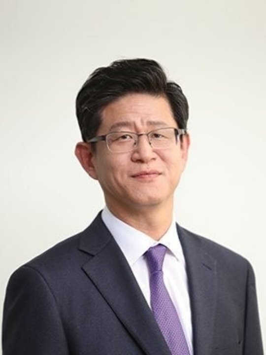 더불어민주당이 청와대 특별감찰관 후보로 추천한 최길수 법무법인 베이시스 변호사(사법연수원 23기)가 과거 다수의 성범죄 사건 피고인들의 변호를 맡았던 것으로 파악됐다. 사진은 최길수 변호사. /누리집 갈무리