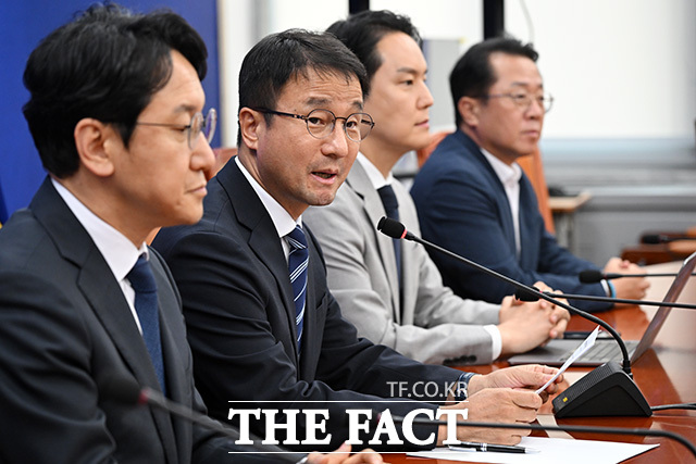 한병도 더불어민주당 대표 직무대행 겸 원내대표가 31일 오후 서울 여의도 국회에서 열린 현안 관련 기자간담회에서 모두발언을 하고 있다./국회=남용희 기자