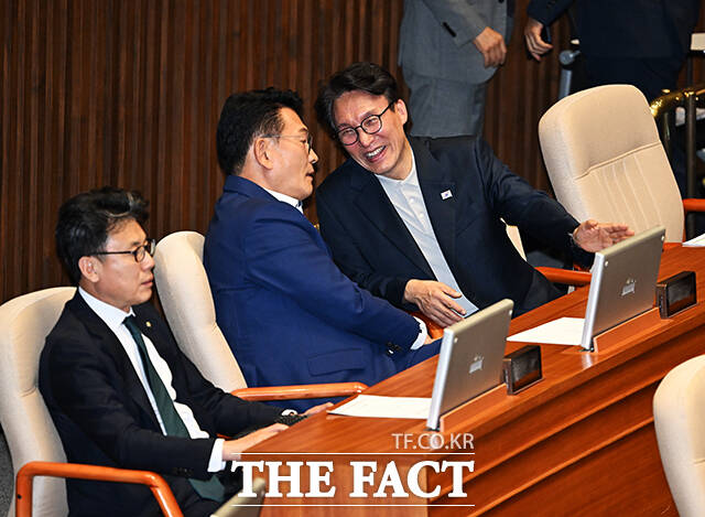 송영길(왼쪽)·김민석 더불어민주당 당대표 후보자가 31일 오후 서울 여의도 국회에서 열린 본회의에 참석해 대화를 하고 있다. /국회=배정한 기자