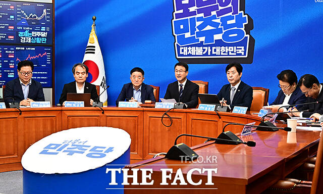 한병도 더불어민주당 대표 직무대행 겸 원내대표가 31일 오전 서울 여의도 국회에서 열린 최고위원회의에 참석해 모두발언을 하고 있다. /국회=배정한 기자