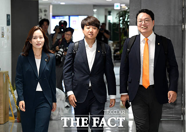 국회는 지난달 30일 본회의에서 여야가 합의한 '선관위 특검법'을 통과시켰다. 재석 의원 228명 가운데 226명이 찬성했다. 개혁신당 이준석·이주영 의원은 반대했다. 사진은 개혁신당 이주영·이준석·천하람(왼쪽부터) 의원. /배정한 기자