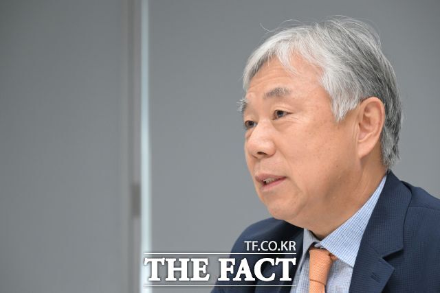 조영삼 법무법인(유한) 대륜 학교폭력대응그룹장이 지난달 28일 오후 서울 서초구 사무실에서 <더팩트>와 인터뷰하고 있다. /김성렬 기자