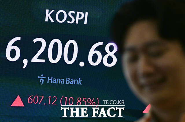 31일 오전 서울 중구 하나은행 본점 딜링룸 전광판에 코스피와 삼전닉스 주가가 표시돼 있다. /이새롬 기자
