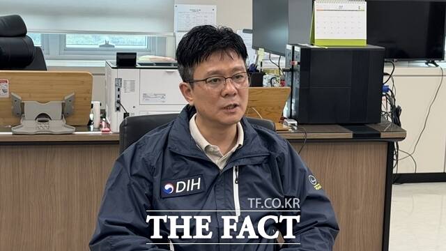 고혁수 검·경 마약범죄 정부합동수사본부 경찰총괄실장이 7월 30일 수원지검 청사에서 <더팩트>와 인터뷰하고 있다. /김해인 기자