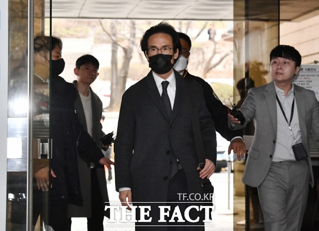 특정경제범죄가중처벌 등에 관한 법률 위반(배임) 등의 혐의를 받는 조현범 한국타이어앤테크놀로지(한국타이어) 회장이 지난 2023년 3월 8일 서울 서초구 서울중앙지방법원에서 열린 구속 전 피의자 심문(영장실질심사)을 받기 위해 법원에 출석하고 있는 모습. /박헌우 기자