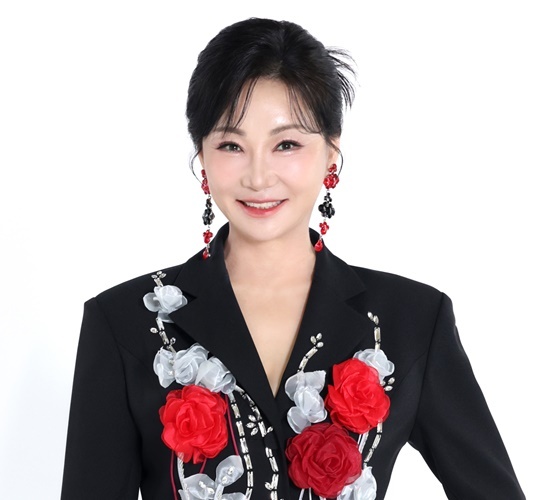전국 지역축제와 행사장을 누비며 활약해온 베테랑 MC 정현아가 이제는 가수로서도 존재감을 넓히며 봉사활동까지 밝고 유쾌한 멀티 엔터테이너의 면모를 보여주고 있다. /정현아 SNS