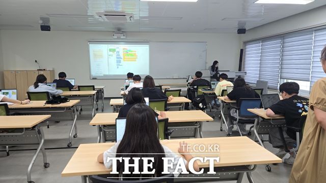 곡성군미래교육재단이 중학교 자유학기제 코딩 전수교육을 통해 15명의 학생들이 YBM IT 주관 COS 2급 자격시험에 모두 합격했다고 밝혔다. 코딩 수업 모습. /곡성군
