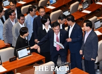  필리버스터 마친 김태규 국민의힘 의원 [포토]