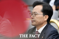  '청문회 문자 논란' 생각에 잠긴 윤용근 의원 [TF사진관]