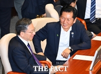  정성호 법무부 장관과 대화하는 정청래 의원 [포토]