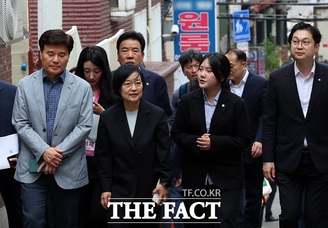 한성숙 국무총리는 지난달 4일 취임 후 첫 주말 일정으로 대학가 원룸 지역 등 청년 주거 현장을 방문했다. 한 총리는